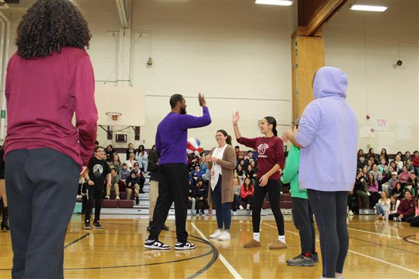  Harlem Wizard player high fives a Middle School student